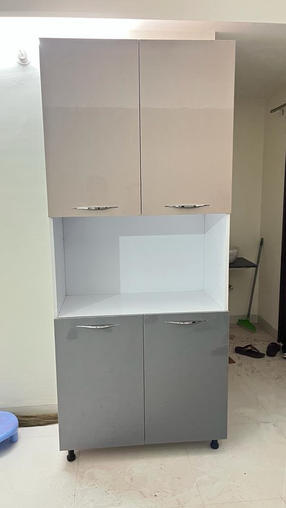 Free-standing storage cabinet