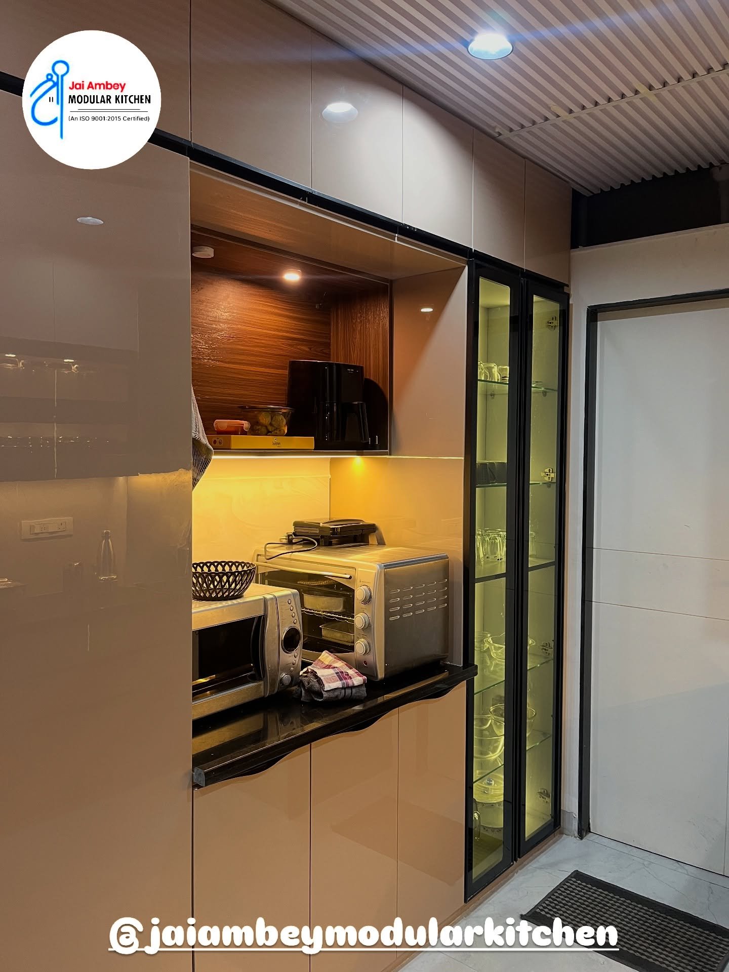 Appliance niche with lit column